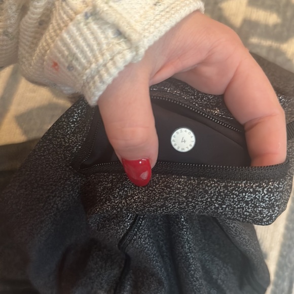 Lululemon leggings size 4 black/silver - Picture 2 of 2